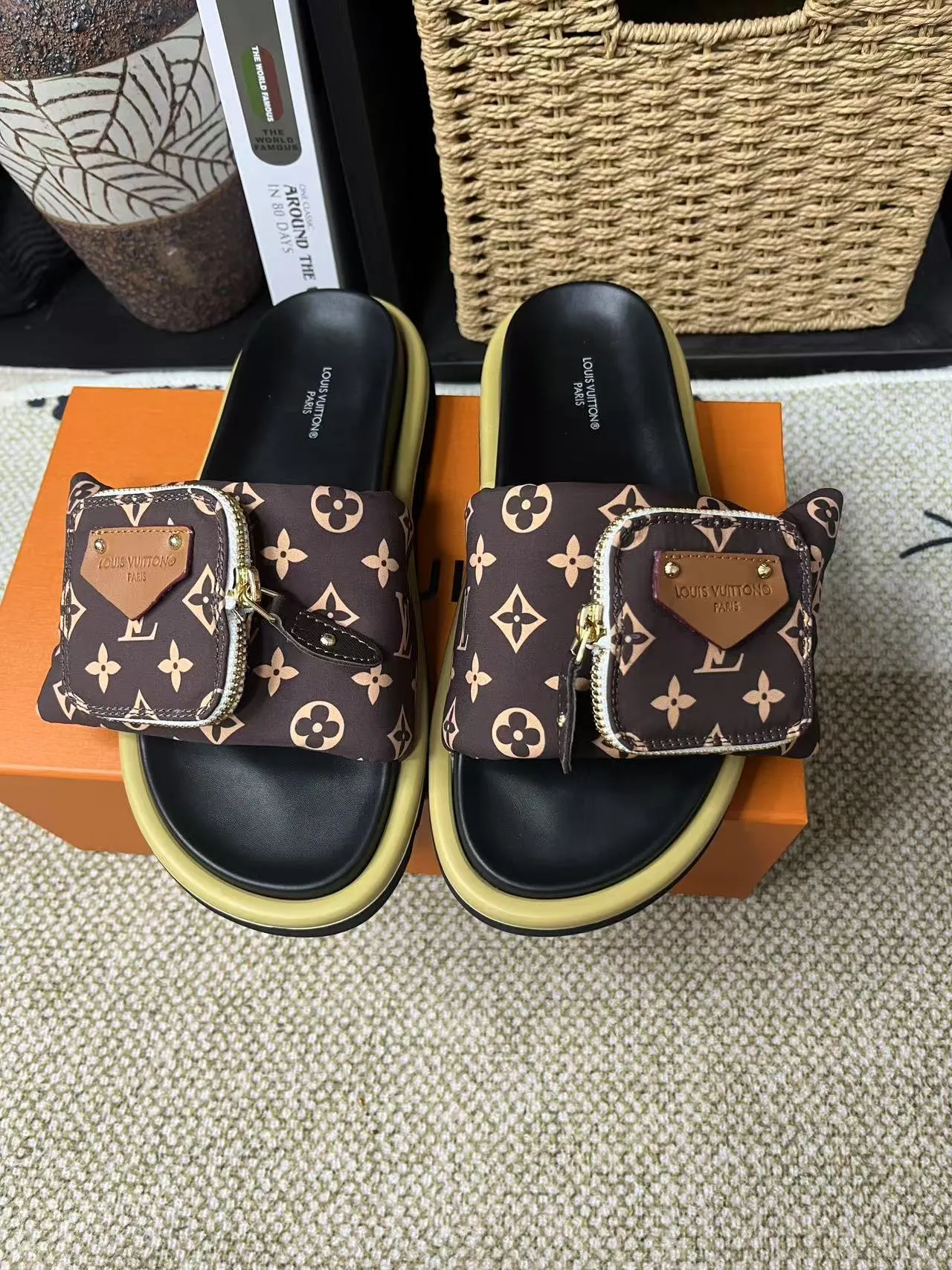 P380 yuan LV Louis Vuitton Full of high-end feel! A popular model among bloggers at home and abroad, it’s retro and fashionable, and looks stunning on your feet! Mainly recommended model on the official website★ ━━━━━ ЅᏇєєt ━━━━━ ▪️Upper: original calfskin ➕5D printing process ▪️Inner: imported mixed sheepskin ▪️Outsole: original molded foam outsole ▪️Size: Female 35-40 Men's 39-44 (women's 41 men's 45)